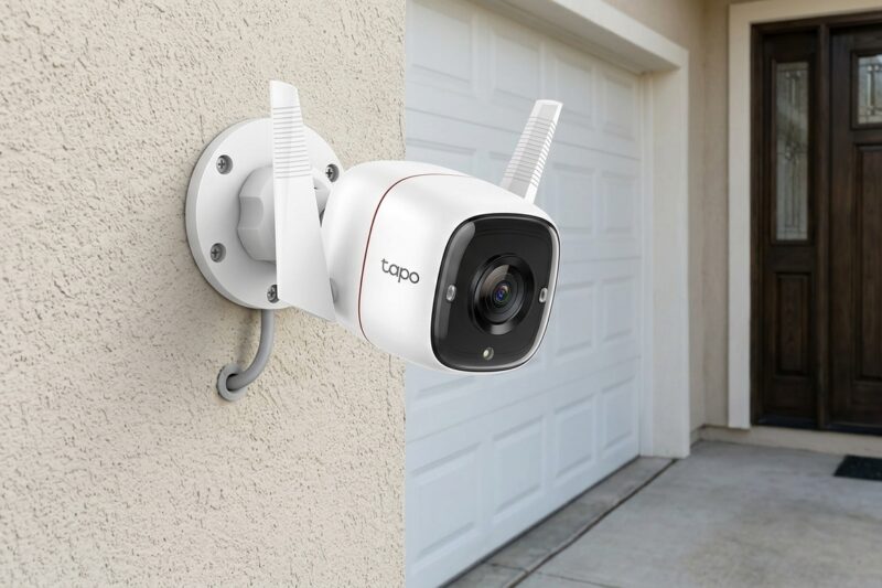 A Tapo C310 &eacute; voltada para instala&ccedil;&atilde;o externa e combina conex&atilde;o Wi-Fi ou Ethernet com prote&ccedil;&atilde;o IP66 contra chuva e poeira.